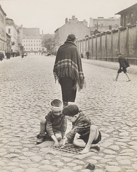Дети играют на улице, Лодзь или Варшава